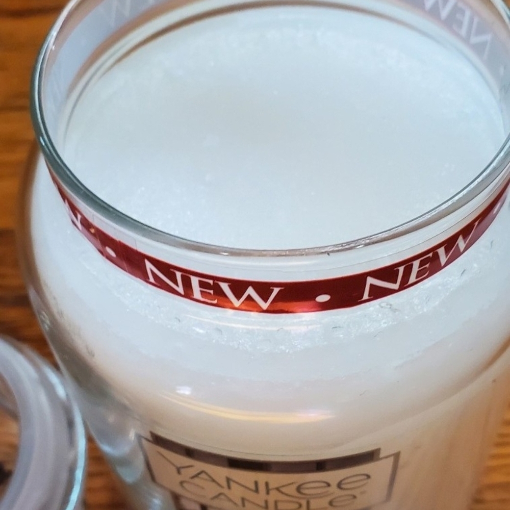 Yankee Candle Surprise Snowfall White Jar - Picture 2 of 2